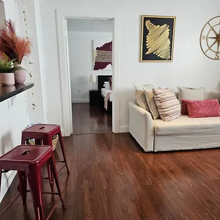 Great 1Bedroom Renovated 1 Minute From The Beach